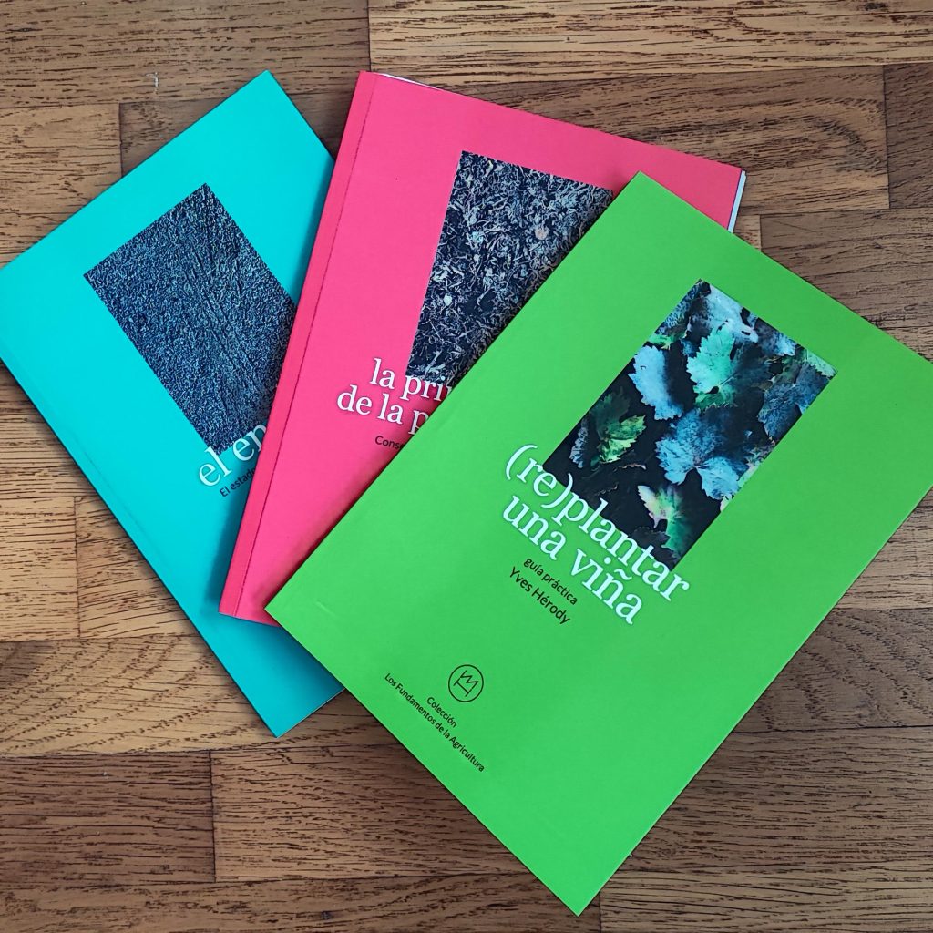 3 libros publicados hasta el momento en la Colección Fundamentos de la Agricultura El encalado, estado cálcico de los suelos; La primera gota de la primera lluvia, Conservación y aplicación del estiercol; y (re)plantar una viña, guía práctica.